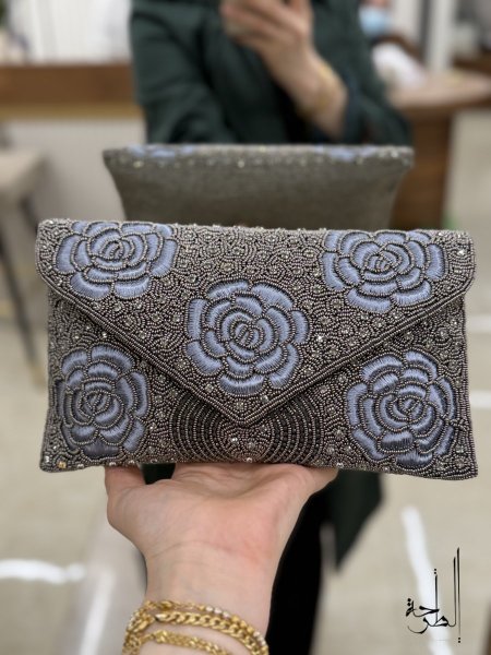 رمادي مع فضي ورد