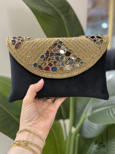 اسود مع ذهبي مخمل