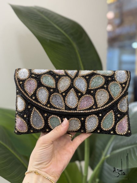 اسود مع الوان