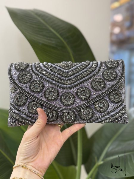 رمادي مع فضي