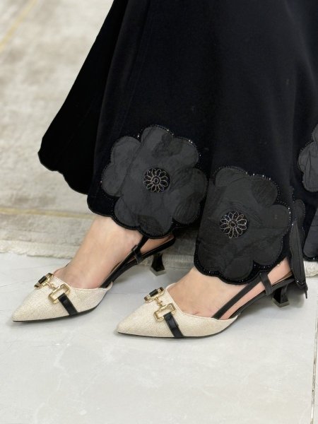 حذاء مع قشاط ذهبي