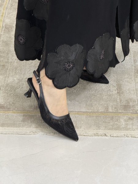 حذاء اسود مع تطريز