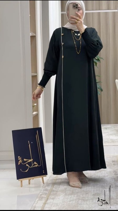 عبايه خط ابيض أزرار ذهبيه