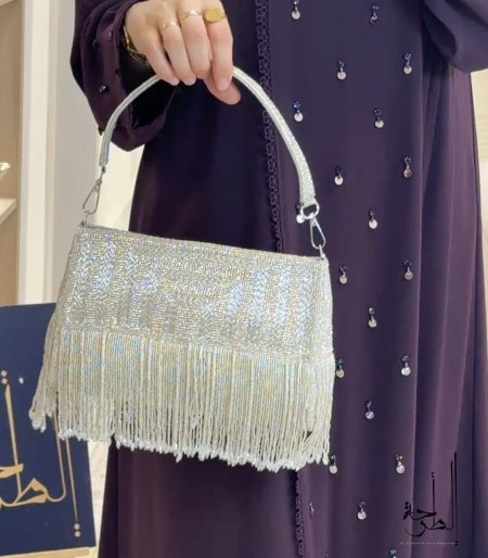 فضي مع سناسل نازله
