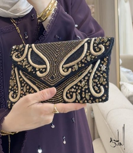 اسود مع ذهبي