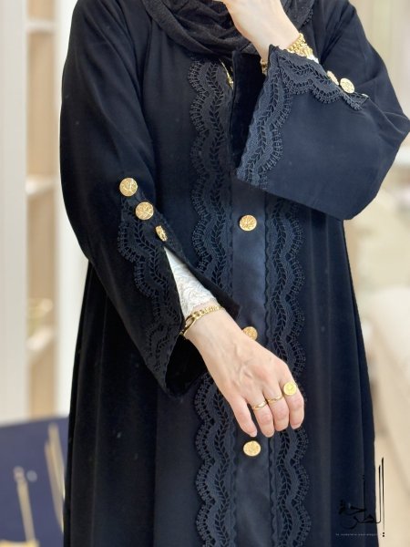 عبايه دانتيال مع ازرار ذهبي 9432