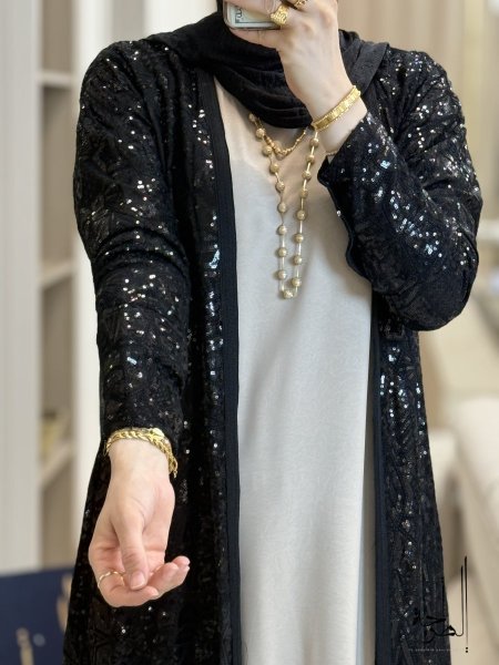 اسود بالكامل